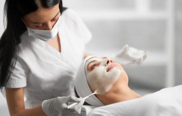 How Much Does a Beautician Make in the UK?